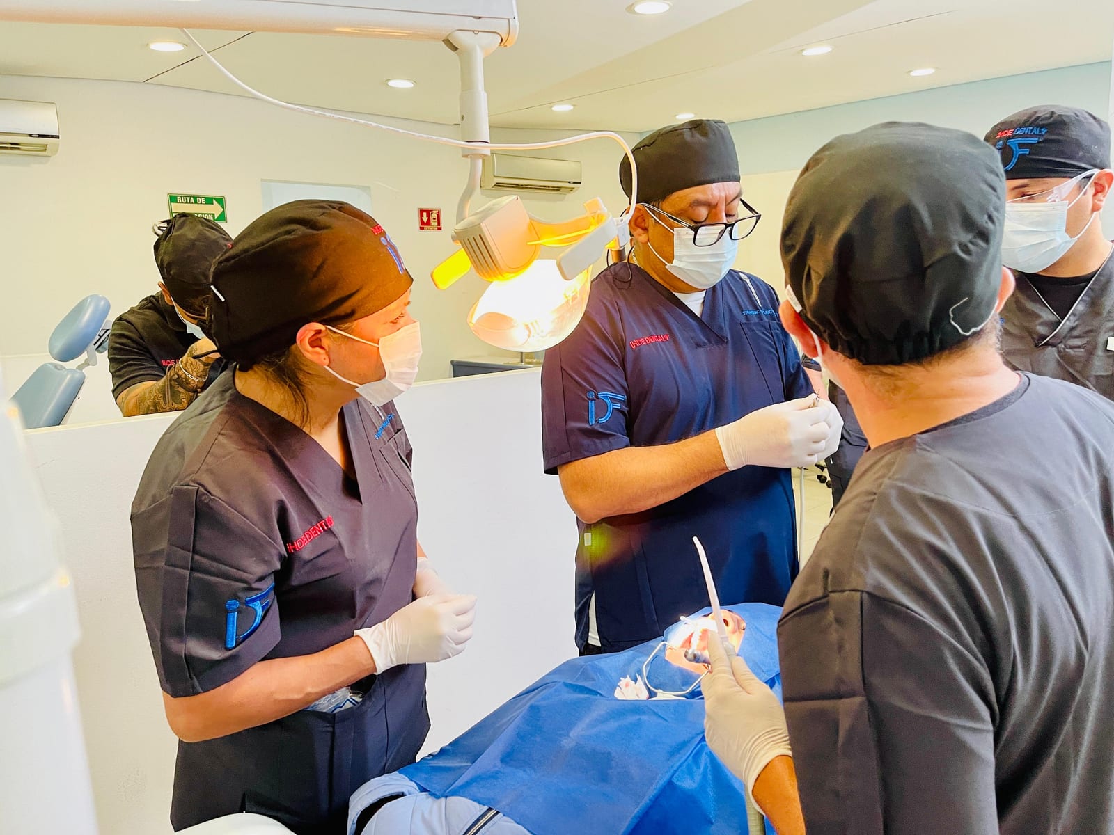 Equipo clínico durante una cirugía de implantes dentales en la clínica